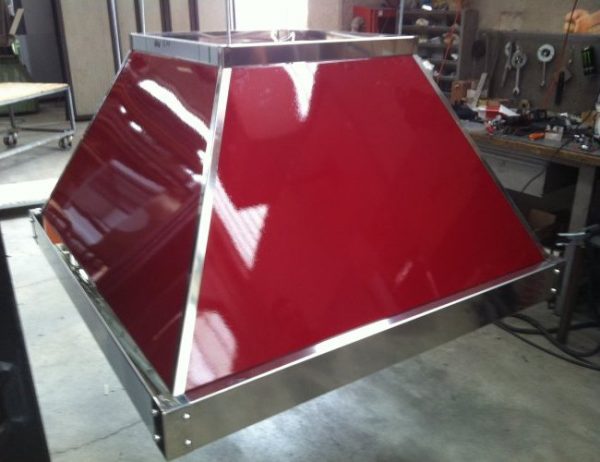 cappa-aspirazione-design-inserti-lucidi-verniciata--600x462